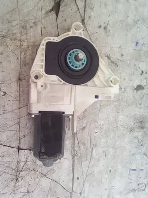 Foto de MOTOR ELEVALUNAS DELANTERO DERECHO AUDI A4 AVANT (8K5) 2.0 16V TDI (136 CV / 100 KW) referencia 8T0959802B foto 2