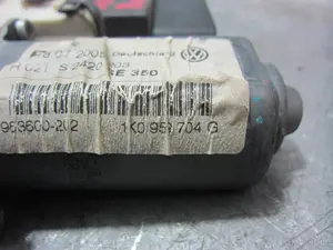 Foto de MOTOR ELEVALUNAS TRASERO DERECHO SEAT LEON (1P1) 1.9 TDI (105 CV / 77 KW) referencia 1K0959704 foto 3