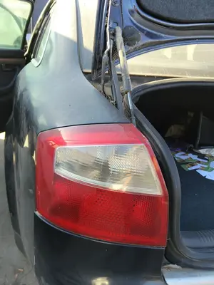 Foto de PILOTO TRASERO IZQUIERDO AUDI A4 BERLINA (8E) 1.9 TDI (131 CV / 96 KW)