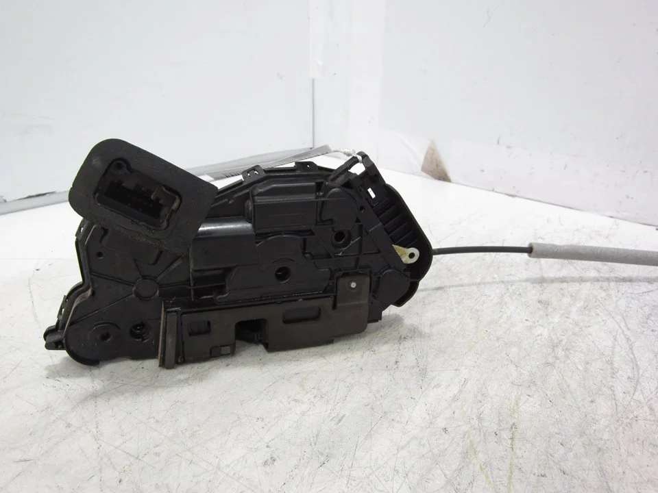 Foto de CERRADURA PUERTA DELANTERA IZQUIERDA SKODA SUPERB COMBI (3V5) 2.0 TDI (190 CV / 140 KW) referencia B5A5TB837015A