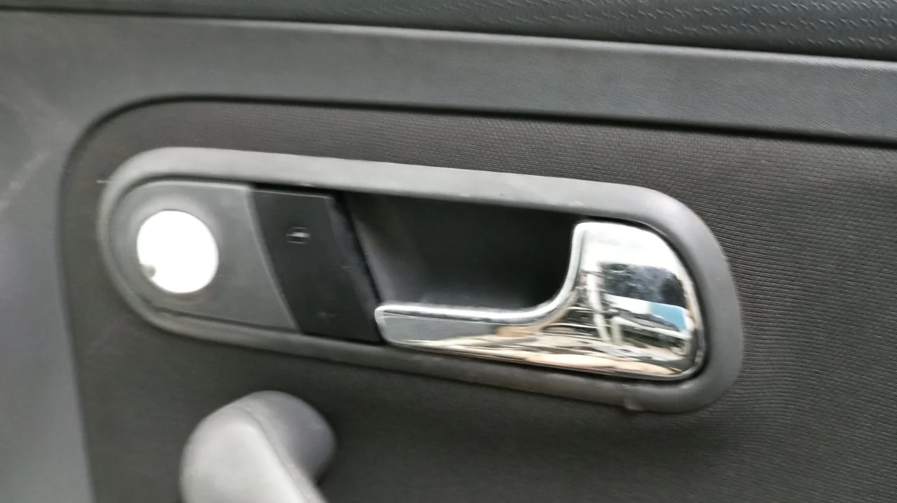 Foto de MANETA INTERIOR DELANTERA DERECHA SEAT IBIZA (6L1) 1.9 TDI (101 CV / 74 KW) referencia 6L0837114