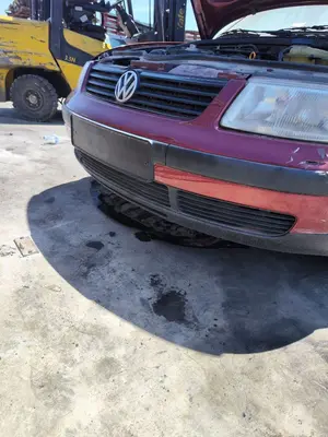 Foto de PARAGOLPES DELANTERO VOLKSWAGEN PASSAT BERLINA (3B2) 1.9 TDI (116 CV / 85 KW) foto 3