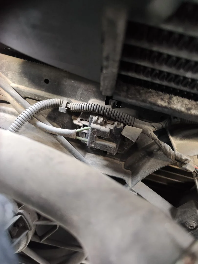 Foto de ELECTROVENTILADOR RADIADOR AIRE ACONDICIONADO FORD FOCUS FAMILIAR (CAK) 1.8 TDCi Turbodiesel CAT (116 CV / 85 KW)