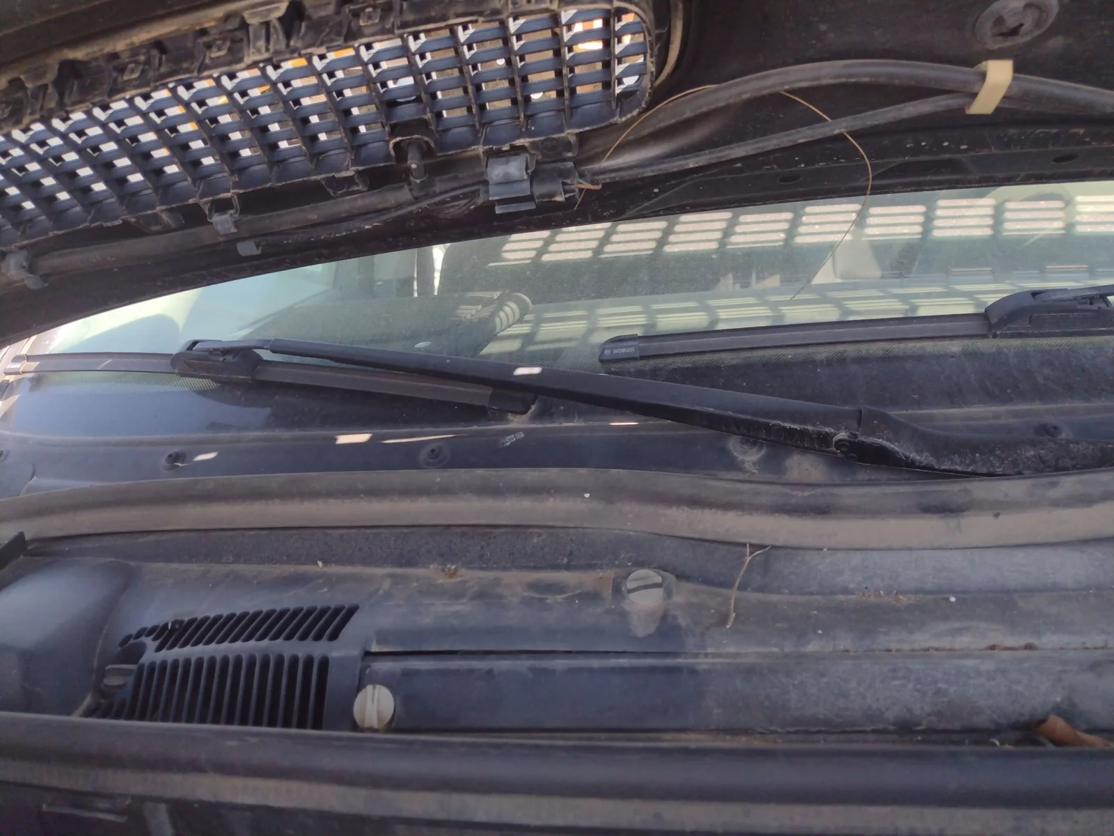 Foto de BRAZO LIMPIA DELANTERO DERECHO BMW SERIE X5 (E53) 3.0 Turbodiesel CAT (218 CV / 160 KW)
