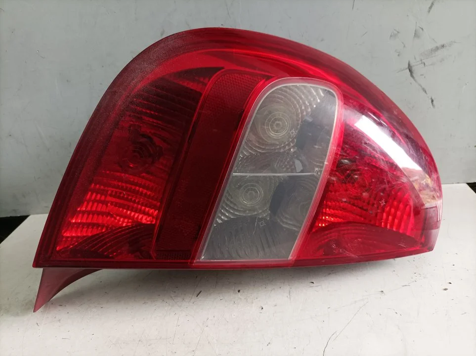 Foto de PILOTO TRASERO IZQUIERDO CITROEN C5 BERLINA 2.2 HDi FAP CAT (4HX / DW12ED4) (133 CV / 98 KW) referencia 9632646780