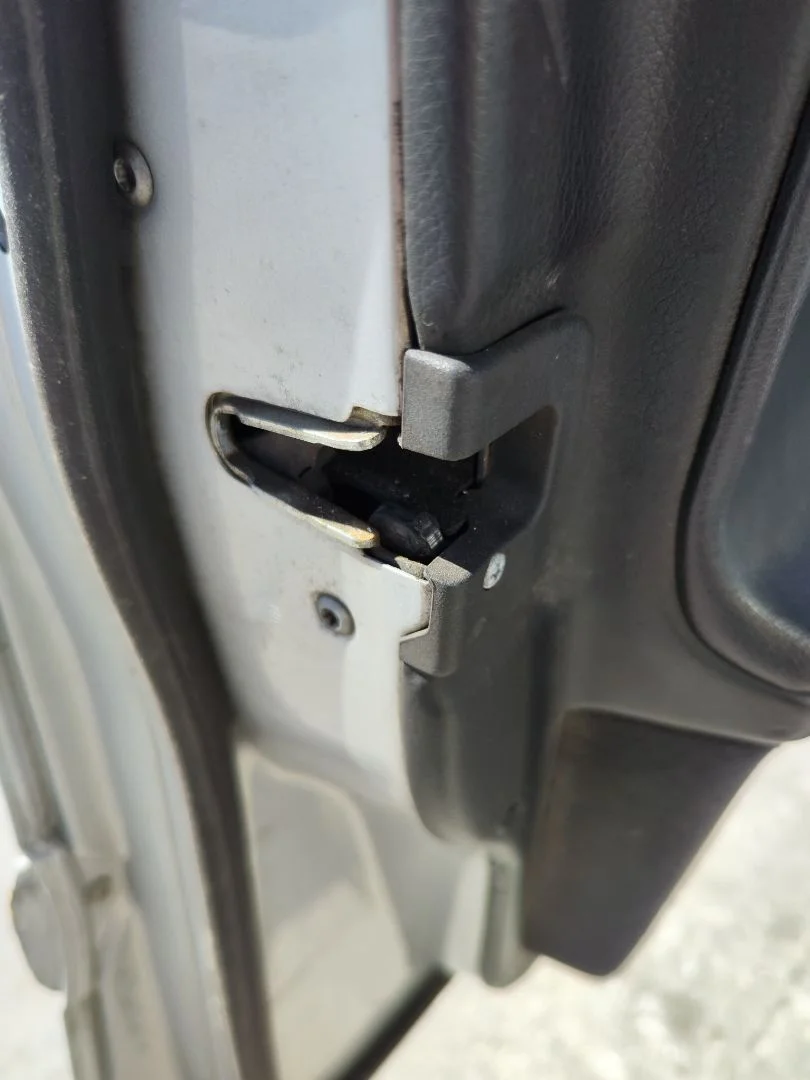 Foto de CERRADURA PUERTA DELANTERA IZQUIERDA MERCEDES-BENZ CLASE E (BM 210) BERLINA 2.2 CDI CAT (143 CV / 105 KW) referencia A2027203535