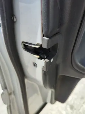 Foto de CERRADURA PUERTA DELANTERA IZQUIERDA MERCEDES-BENZ CLASE E (BM 210) BERLINA 2.2 CDI CAT (143 CV / 105 KW) referencia A2027203535
