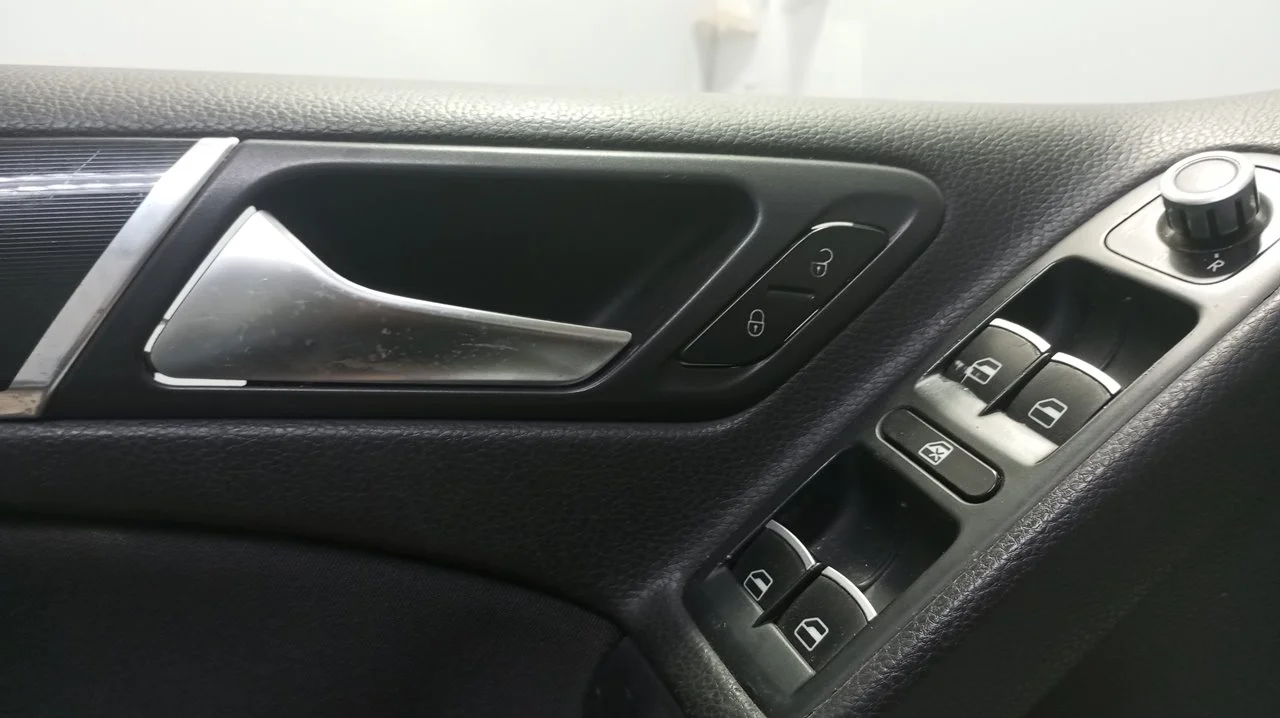Foto de MANETA INTERIOR DELANTERA IZQUIERDA VOLKSWAGEN GOLF VI (5K1)(10.2008) 2.0 TDI DPF (170 CV / 125 KW) referencia 1K1837113