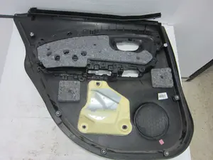 Foto de GUARNECIDO PUERTA TRASERA DERECHA TOYOTA YARIS (XP13) Híbrido 74 kW (1.5 Ltr. - 55 kW 16V) (101 CV / 74 KW) referencia 676140D560 foto 3