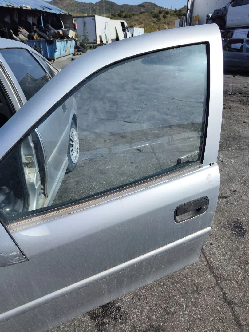 Foto de LUNA DELANTERA IZQUIERDA OPEL VECTRA B BERLINA 2.0 DTI (101 CV / 74 KW) referencia 90464309