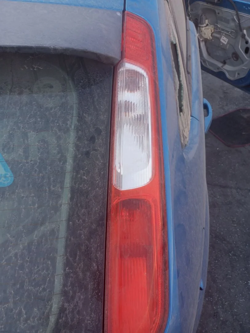 Foto de PILOTO TRASERO DERECHO FORD FOCUS BERLINA (CAP) 1.6 TDCi CAT (109 CV / 80 KW)