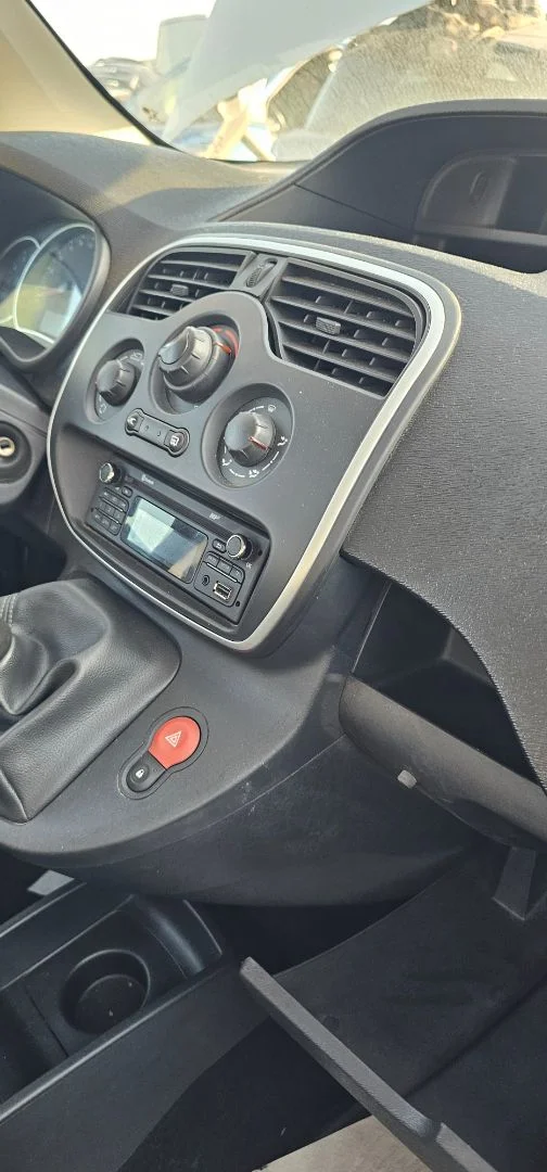 Foto de CONSOLA CENTRAL RENAULT KANGOO II (F/KW0) 1.5 dCi Diesel FAP (90 CV / 66 KW)