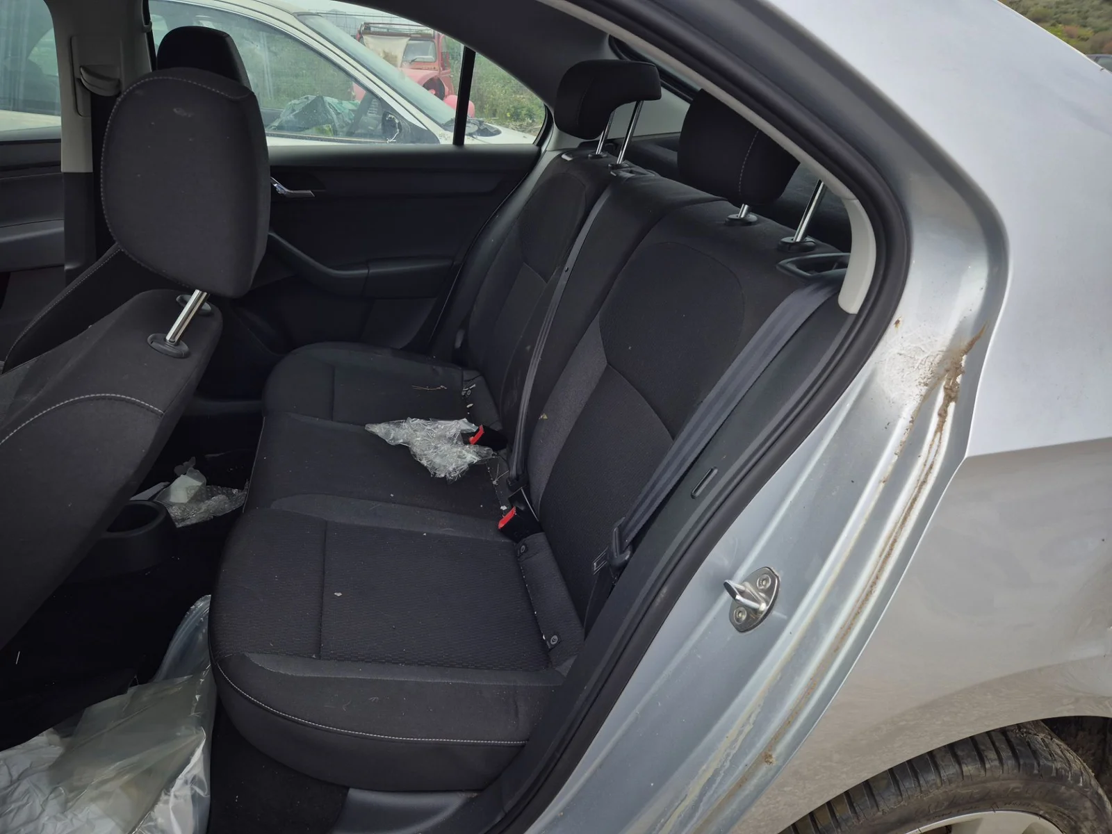 Foto de ASIENTOS TRASERO DERECHO SKODA RAPID (NH) 1.2 8V TSI (86 CV / 63 KW) referencia 5JA885806KRHVV