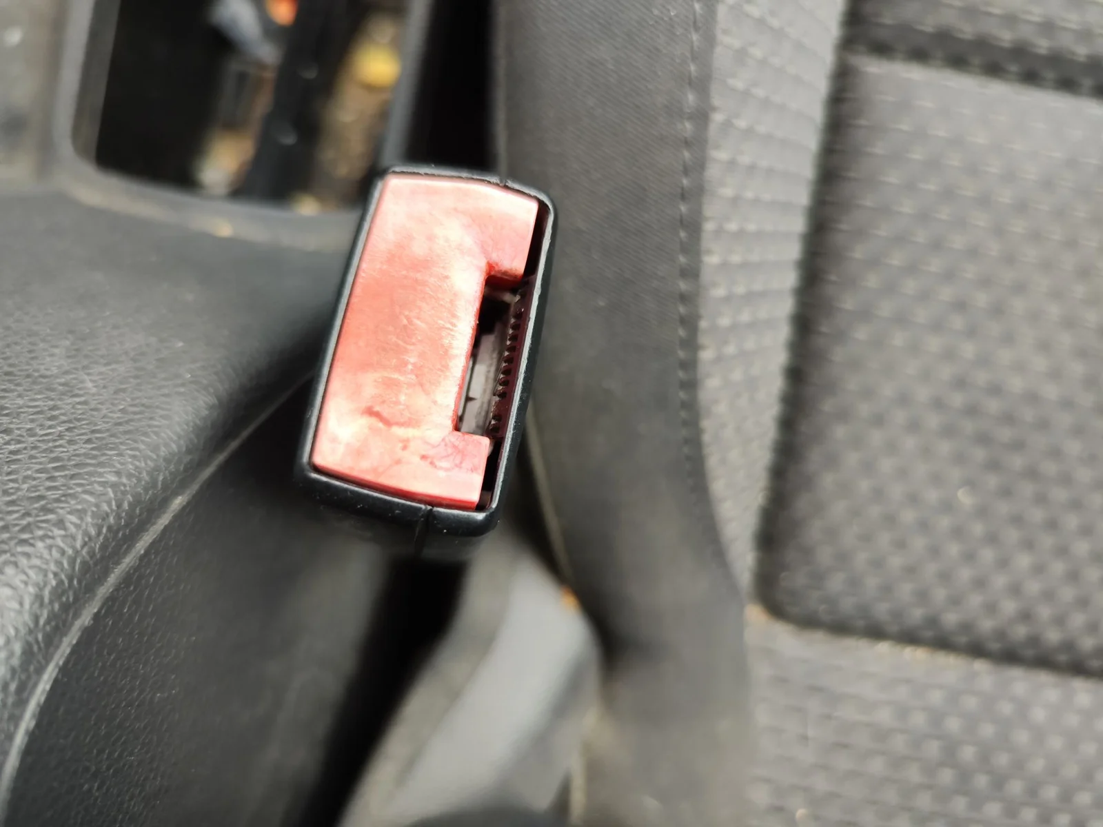 Foto de ENGANCHE CINTURON DELANTERO DERECHO VOLKSWAGEN GOLF V (1K1)(10.2003) 1.4 16V TSI (170 CV / 125 KW)