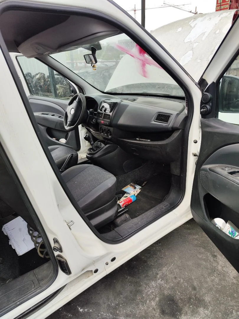 Foto de GOMAS CONTORNO PUERTA FIAT II DOBLÒ (152) 1.6 JTDM 16V CAT (105 CV / 77 KW)