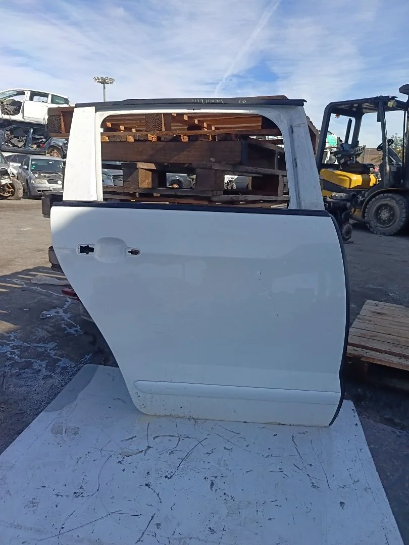 Foto de PUERTA TRASERA DERECHA PEUGEOT 5008 1.6 HDi FAP (112 CV / 82 KW)