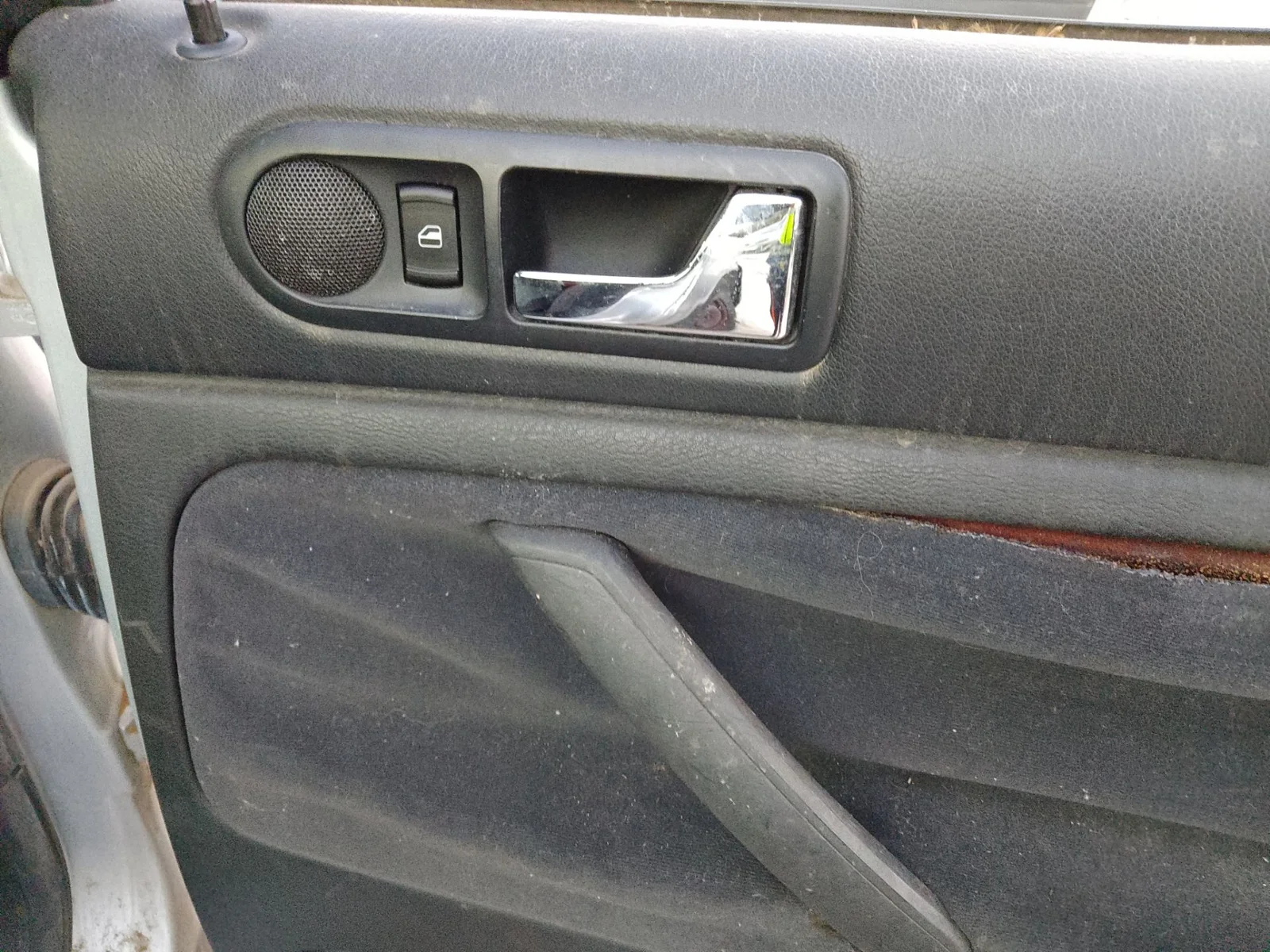 Foto de MANETA INTERIOR TRASERA DERECHA VOLKSWAGEN PASSAT BERLINA (3B3) 1.9 TDI (131 CV / 96 KW) referencia 3B0839114BFFKZ