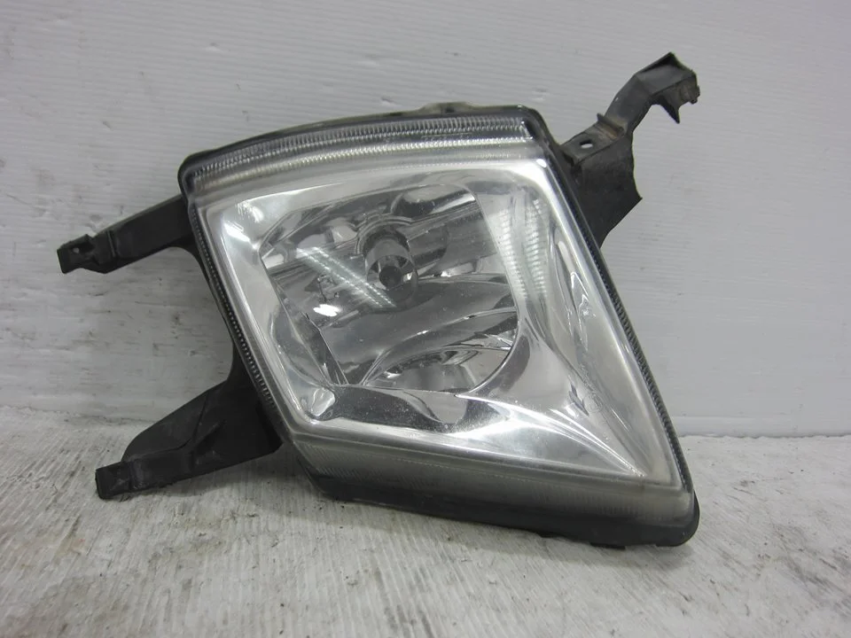 Foto de FARO ANTINIEBLA IZQUIERDO PEUGEOT 407 1.6 HDi FAP CAT (9HZ / DV6TED4) (109 CV / 80 KW) referencia 42171748