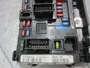 Foto de CAJA RELES / FUSIBLES CITROEN XSARA PICASSO 1.6 16V HDi (90 CV / 66 KW) referencia 9650618480 foto 2