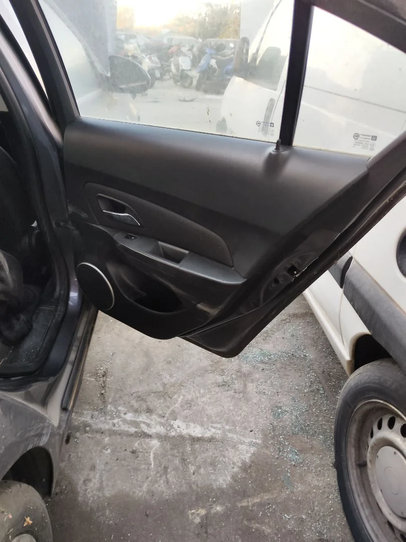 Foto de GUARNECIDO PUERTA TRASERA DERECHA CHEVROLET CRUZE 2.0 Diesel CAT (163 CV / 120 KW) referencia 95184758