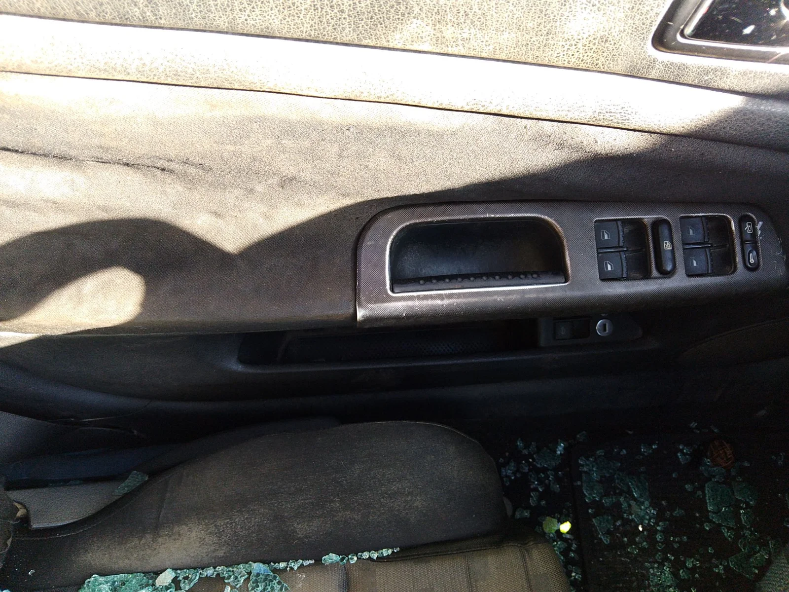Foto de GUARNECIDO PUERTA DELANTERA IZQUIERDA VOLKSWAGEN PASSAT BERLINA (3B3) 1.9 TDI (131 CV / 96 KW)