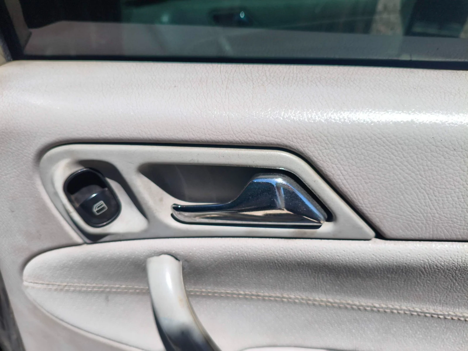 Foto de MANETA INTERIOR TRASERA DERECHA MERCEDES-BENZ CLASE C (BM 203) BERLINA 2.2 CDI CAT (116 CV / 85 KW) referencia A2037370488 9116