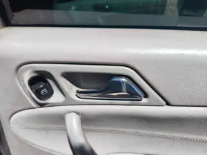 Foto de MANETA INTERIOR TRASERA DERECHA MERCEDES-BENZ CLASE C (BM 203) BERLINA 2.2 CDI CAT (116 CV / 85 KW) referencia A2037370488 9116