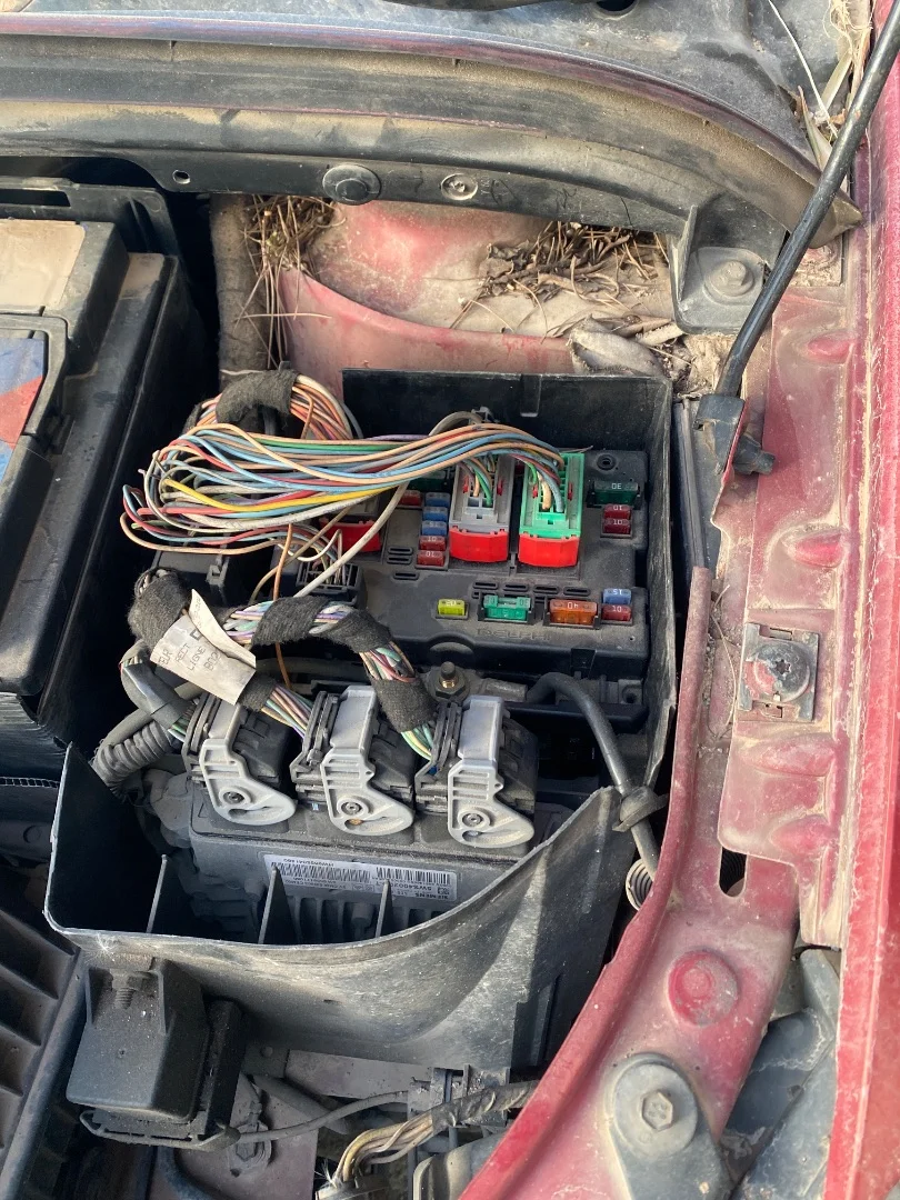 Foto de CAJA RELES / FUSIBLES PEUGEOT 307 BREAK / SW (S1)(04.2002) 2.0 16V HDi FAP CAT (RHR / DW10BTED4) (136 CV / 100 KW)