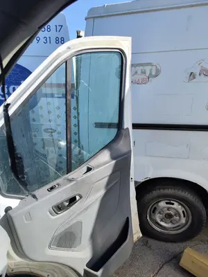 Foto de LUNA DELANTERA DERECHA FORD TRANSIT CHASIS CABINA (TTG) 2.0 TDCi CAT (170 CV / 125 KW)
