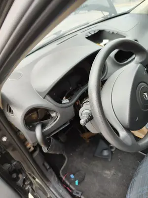 Foto de SALPICADERO RENAULT CLIO III 1.2 16V (75 CV / 55 KW)