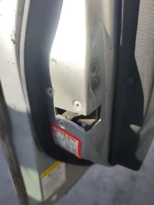 Foto de CERRADURA PUERTA DELANTERA IZQUIERDA VOLVO S40 BERLINA 1.9 Diesel CAT (116 CV / 85 KW) referencia 30850803