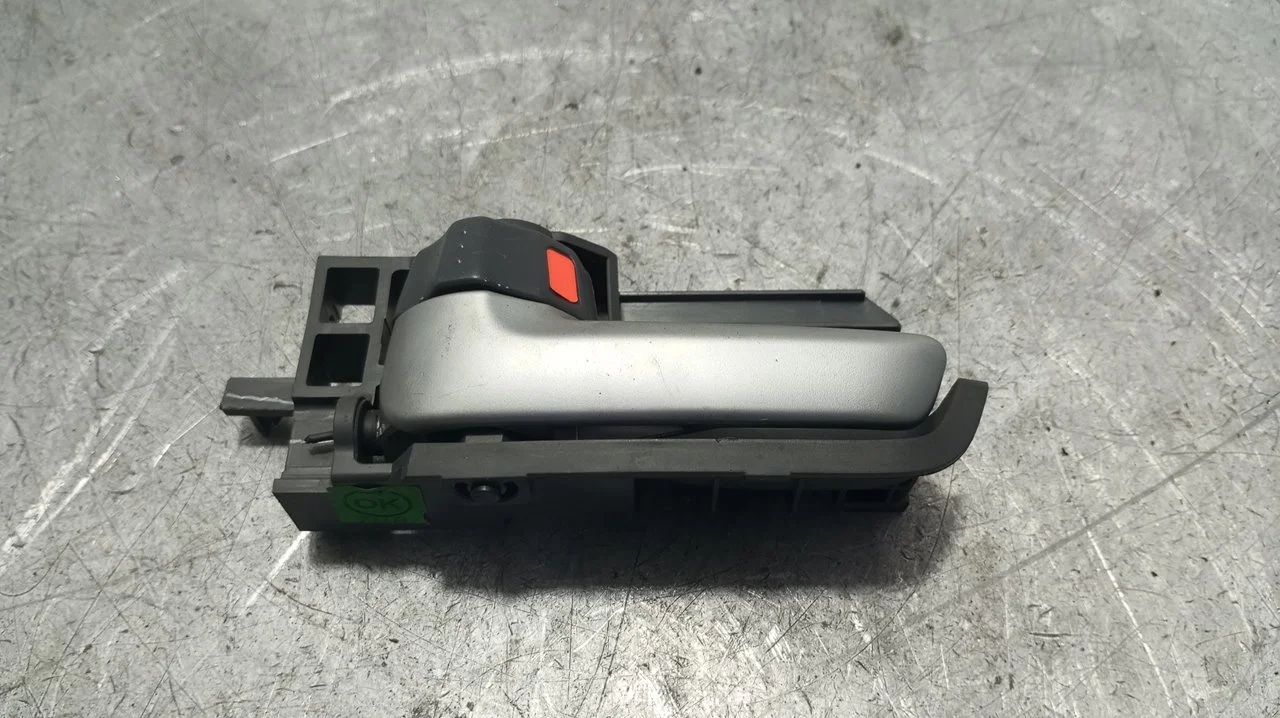 Foto de MANETA INTERIOR DELANTERA IZQUIERDA SUZUKI ALTO (AMF310) 1.0 12V CAT (68 CV / 50 KW) referencia 8313075J0