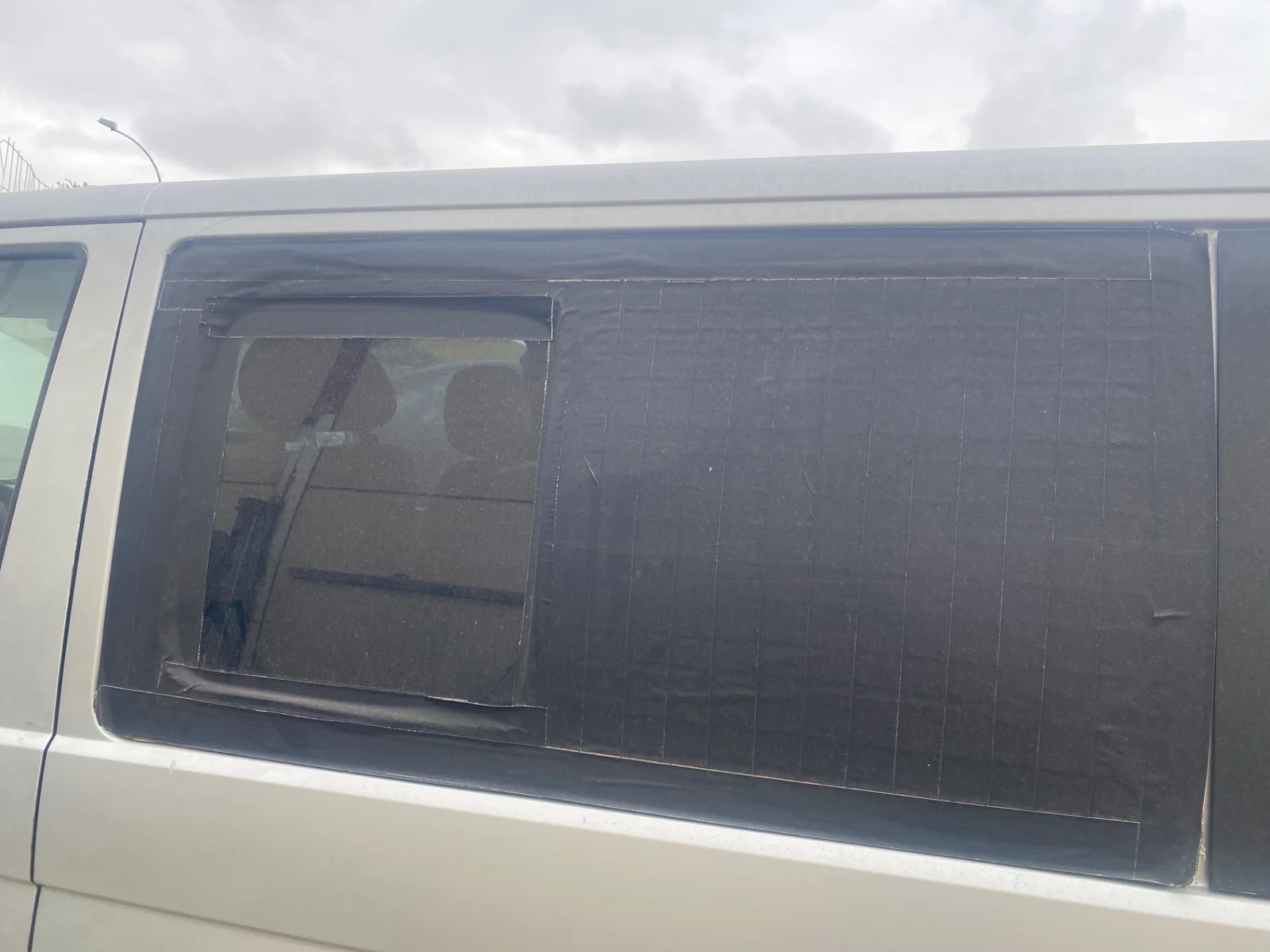 Foto de LUNA TRASERA IZQUIERDA VOLKSWAGEN T5 TRANSPORTER BUS (7H) 2.5 TDI (131 CV / 96 KW)