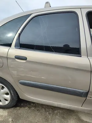 Foto de PUERTA TRASERA DERECHA CITROEN XSARA PICASSO 1.6 16V HDi (90 CV / 66 KW) referencia 9008C7