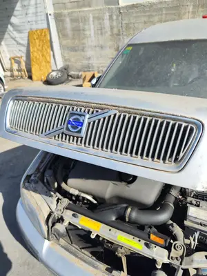 Foto de REJILLA DELANTERA VOLVO S40 BERLINA 1.9 Diesel CAT (116 CV / 85 KW) foto 2