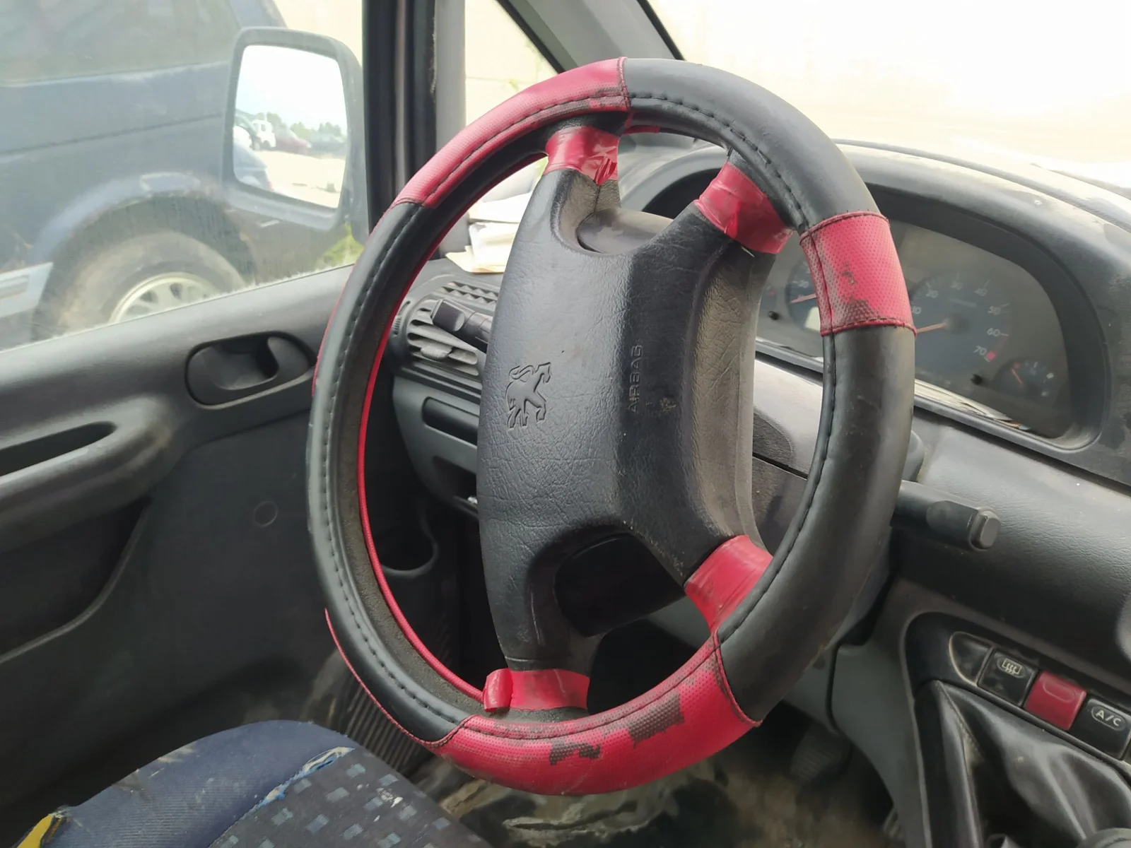 Foto de VOLANTE PEUGEOT EXPERT FURGÓN COMFORT (1995) 2.0 HDi (109 CV / 80 KW)