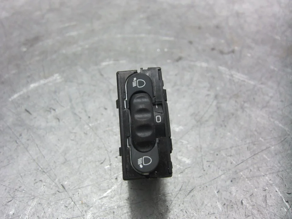 Foto de MANDO REGULACION FAROS RENAULT CLIO III 1.2 (75 CV / 55 KW) referencia 8200379685