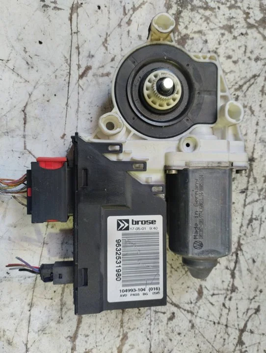 Foto de MOTOR ELEVALUNAS DELANTERO DERECHO CITROEN C5 BERLINA 2.0 HDi CAT (RHZ / DW10ATED) (107 CV / 79 KW) referencia 9632531980