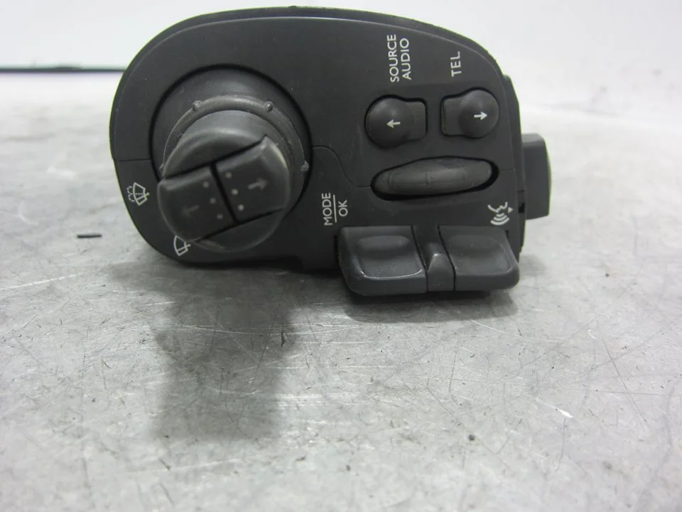Foto de MANDO MULTIFUNCION RENAULT CLIO III 1.5 dCi Diesel FAP (75 CV / 55 KW) referencia 88103007