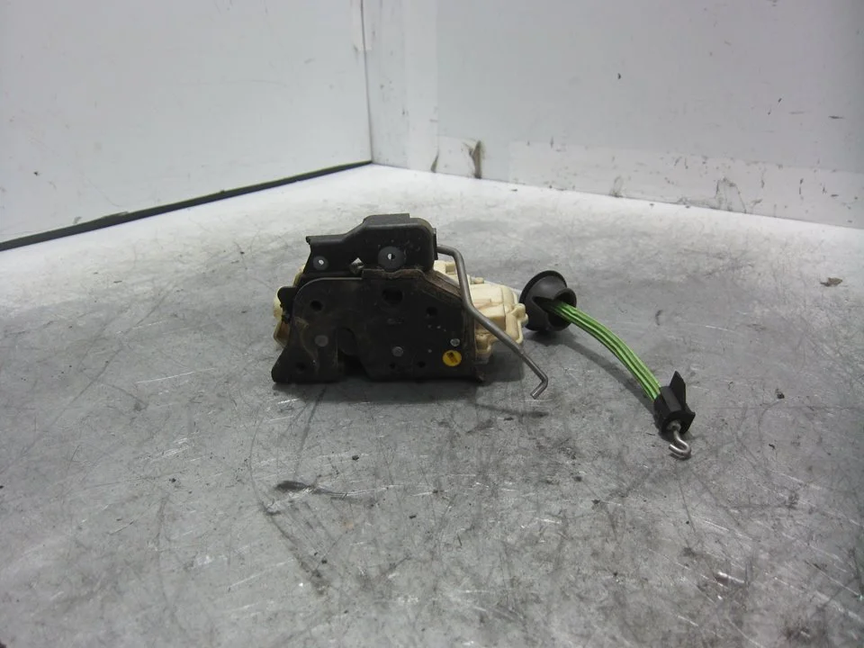 Foto de CERRADURA PUERTA TRASERA IZQUIERDA AUDI A4 AVANT (8E) 2.5 V6 24V TDI (163 CV / 120 KW) referencia 4F0839015