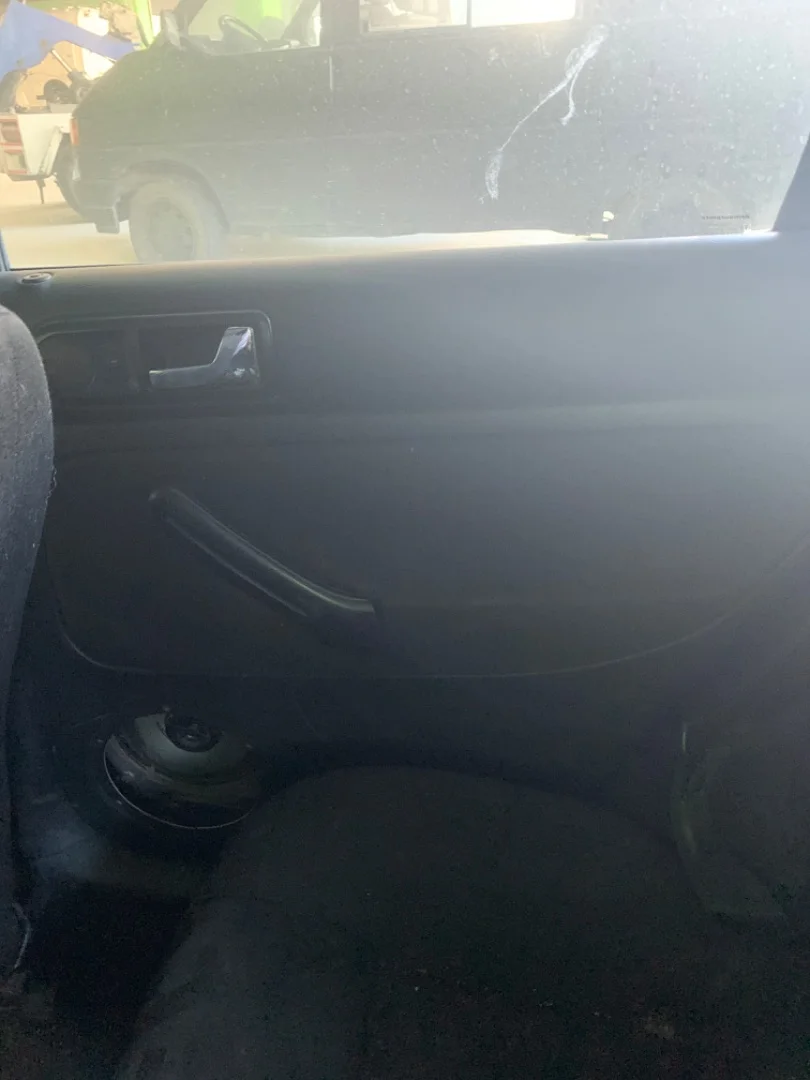 Foto de GUARNECIDO PUERTA TRASERA DERECHA VOLKSWAGEN GOLF IV BERLINA (1J1)(10.1997) 1.9 TDI (110 CV / 81 KW) referencia 1J6867212ADFKZ