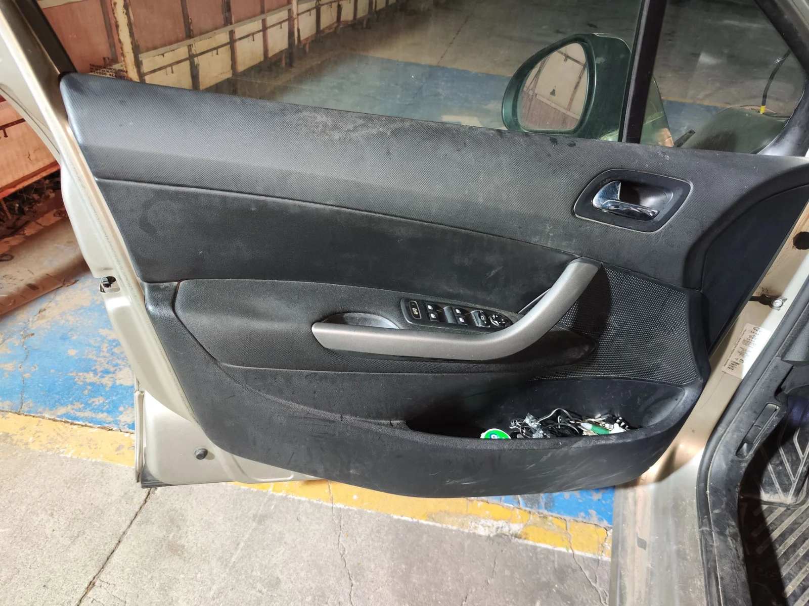 Foto de GUARNECIDO PUERTA DELANTERA IZQUIERDA PEUGEOT 308 SW 1.6 HDi FAP CAT (9HZ / DV6TED4) (109 CV / 80 KW) referencia 9342P9