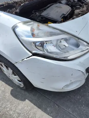 Foto de FARO DERECHO RENAULT CLIO III 1.2 16V (75 CV / 55 KW) foto 2