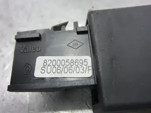 Foto de MANDO MULTIFUNCION RENAULT CLIO II FASE II (B/CB0) 1.2 (75 CV / 55 KW) referencia 8200058695 foto 3