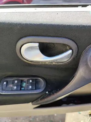 Foto de MANETA INTERIOR DELANTERA IZQUIERDA RENAULT MEGANE II BERLINA 5P 1.5 dCi Diesel (101 CV / 74 KW)