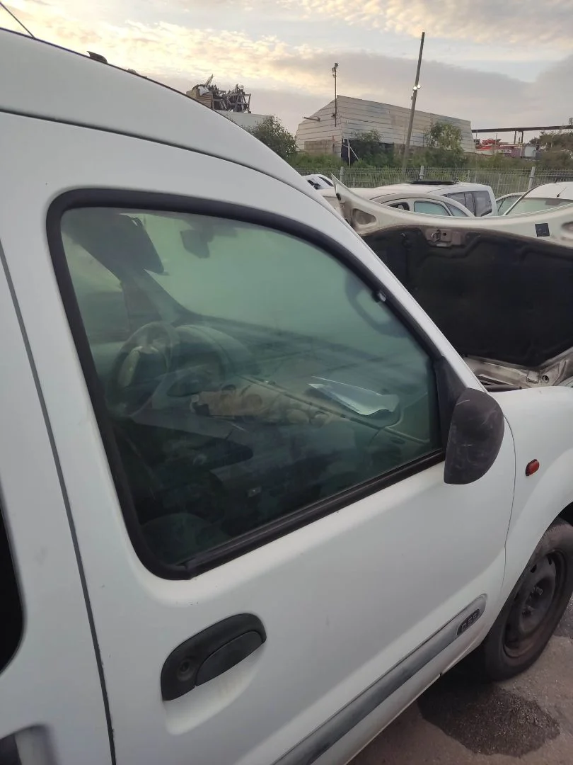 Foto de LUNA DELANTERA DERECHA RENAULT KANGOO I (F/KC0) 1.9 Diesel (64 CV / 47 KW) referencia 7701470546