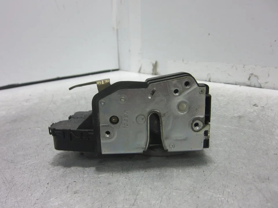 Foto de CERRADURA PUERTA DELANTERA DERECHA BMW SERIE 3 BERLINA (E46) 2.0 16V Diesel CAT (136 CV / 100 KW) referencia 51217011244