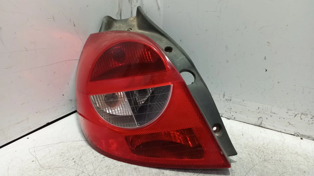 Foto de PILOTO TRASERO IZQUIERDO RENAULT CLIO III 1.2 16V (75 CV / 55 KW) referencia 89035079