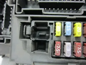 Foto de CAJA RELES / FUSIBLES OPEL CORSA D 1.2 16V CAT (Z 12 XEP / LB4) (80 CV / 59 KW) referencia 28084929 foto 5