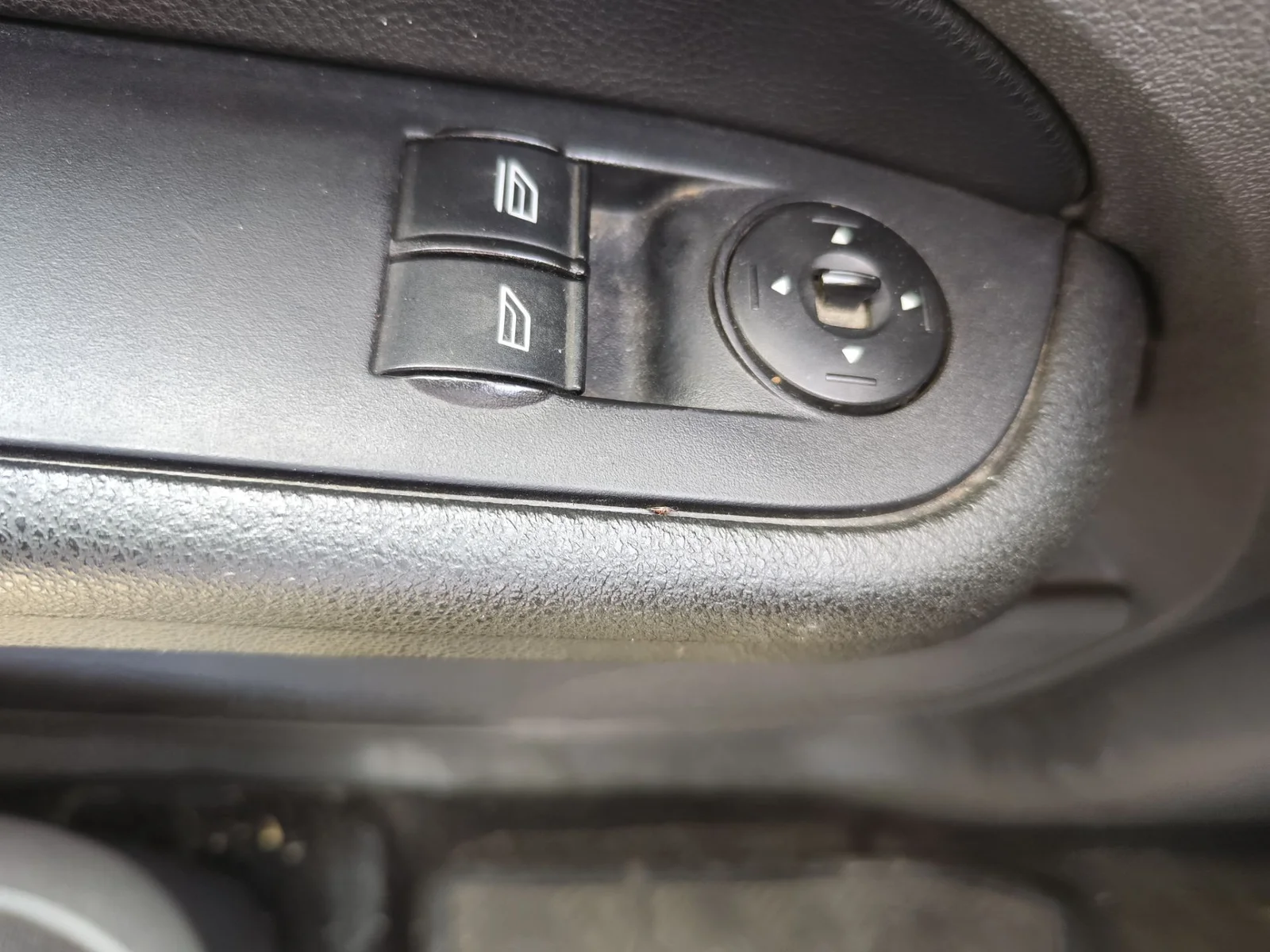 Foto de MANDO ELEVALUNAS DELANTERO IZQUIERDO FORD FOCUS BERLINA (CAP) 1.6 TDCi CAT (90 CV / 66 KW)